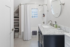 Shower, hair dryer, towels, shampoo - Cozy SoBro 3BR Retreat with Patio (Indianapolis)