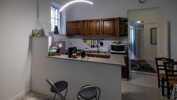 Frigorifero, microonde, piano cottura, macchina per tè/caffè