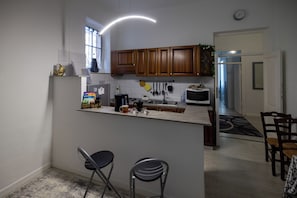 Frigorifero, microonde, piano cottura, macchina per tè/caffè