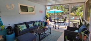 Living area - NEW Spacious Beach Home with lovely amenities in prime location! (St. Petersberg)
