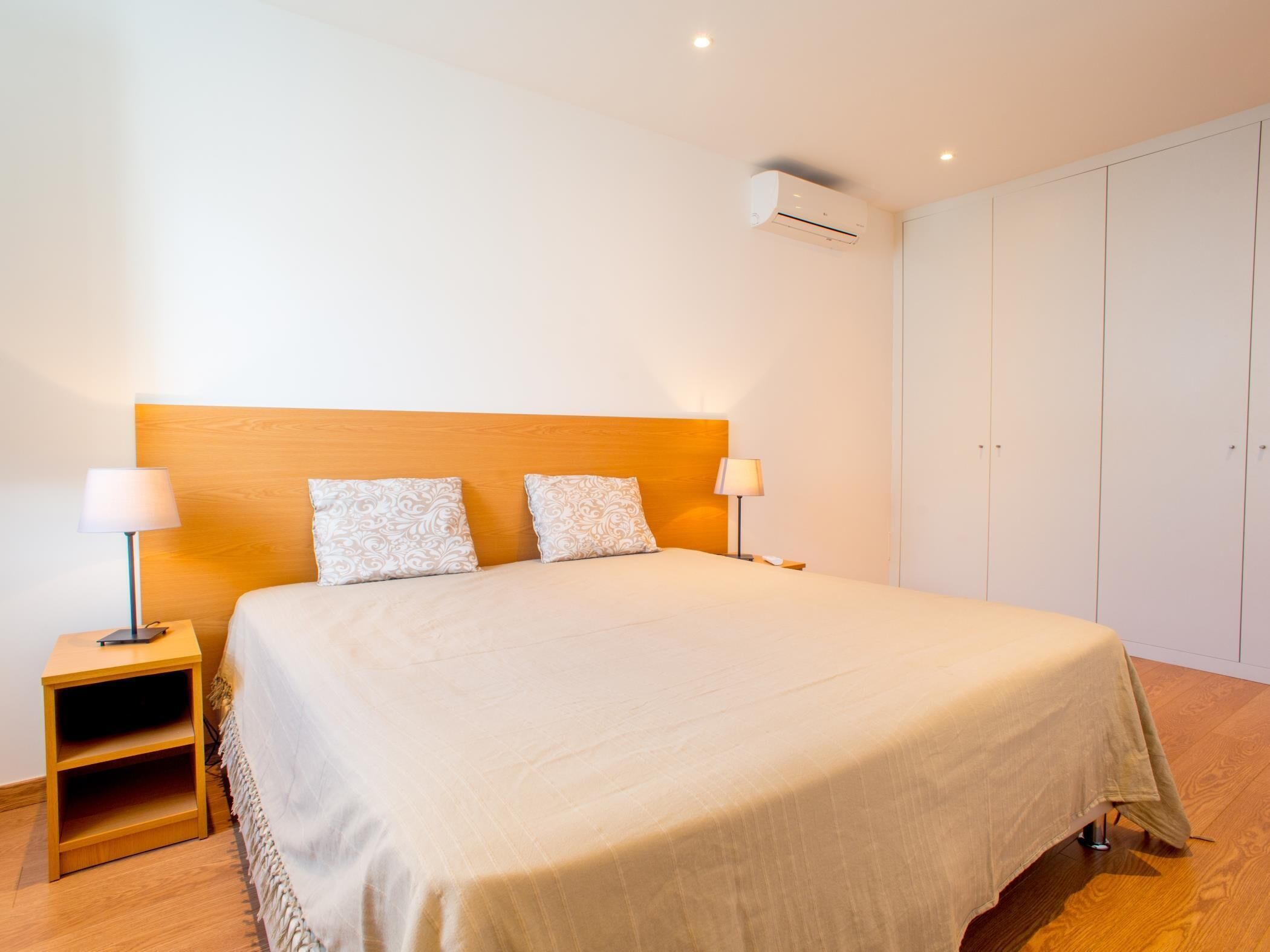 Iron/ironing board, Internet, bed sheets