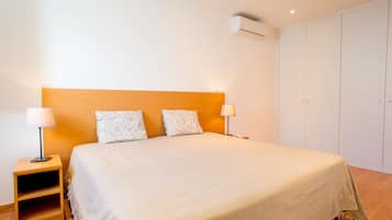 Iron/ironing board, Internet, bed sheets