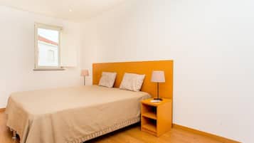 Een strijkplank/strijkijzer, internet, beddengoed