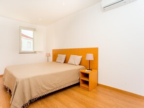 Iron/ironing board, internet, bed sheets