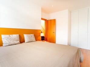 2 bedrooms, iron/ironing board, internet, bed sheets