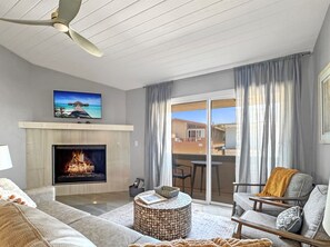 Smart TV, fireplace, video games, books - Nearly-Beachfront 6 bedrooms + Dog (Ventura)