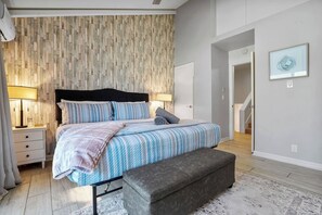 6 Schlafzimmer, Schreibtisch, Bügeleisen/Bügelbrett, Reisekinderbett