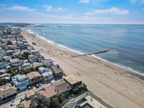 On the beach - Nearly-Beachfront 6 bedrooms + Dog (Ventura)