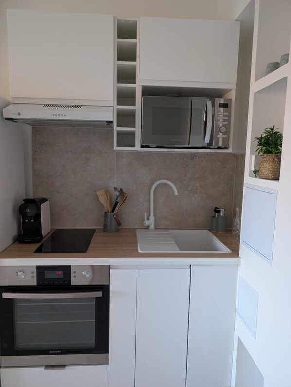 Kühlschrank, Mikrowelle, Ofen, Herdplatte
