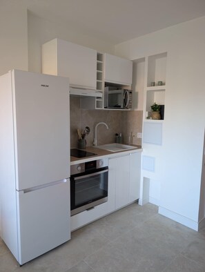 Kühlschrank, Mikrowelle, Ofen, Herdplatte