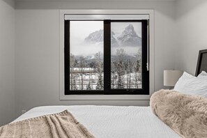 3 bedrooms, iron/ironing board, travel cot, WiFi - Front Row To Mountains | Minutes from Banff (Canmore)