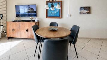 Condo, 1 cama King size y sofá cama, lanai, vista al océano (Punahoa Beach 201) | Interior