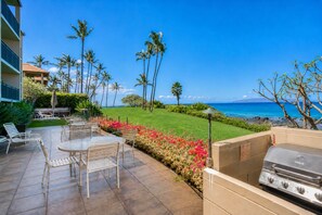 Outdoor dining - Punahoa Beach 201 - Direct Ocean Front, Beautiful Renovation, Split AC, Wi-fi (Kihei)