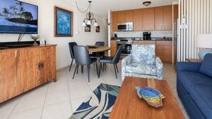 Un espacio habitable compacto con comedor, kitchenette y zona de estar.