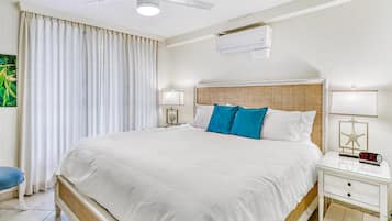 公寓式客房, 1 张特大床和 1 张沙发床, 外廊, 海洋景观 (Punahoa Beach 201) | 1 多间卧室、特色装修、特色家居