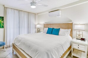 Condo, 1 cama King e sofá-cama, varanda coberta, vista para o oceano (Punahoa Beach 201) | 1 quarto, individualmente decorados, individualmente mobiliados