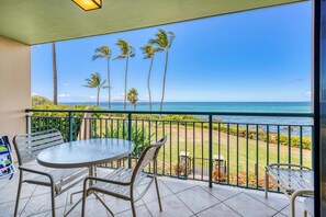 Condo, 1 cama King e sofá-cama, varanda coberta, vista para o oceano (Punahoa Beach 201) | Opções para refeição ao ar livre
