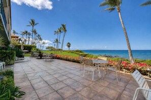 Outdoor dining - Punahoa Beach 201 - Direct Ocean Front, Beautiful Renovation, Split AC, Wi-fi (Kihei)