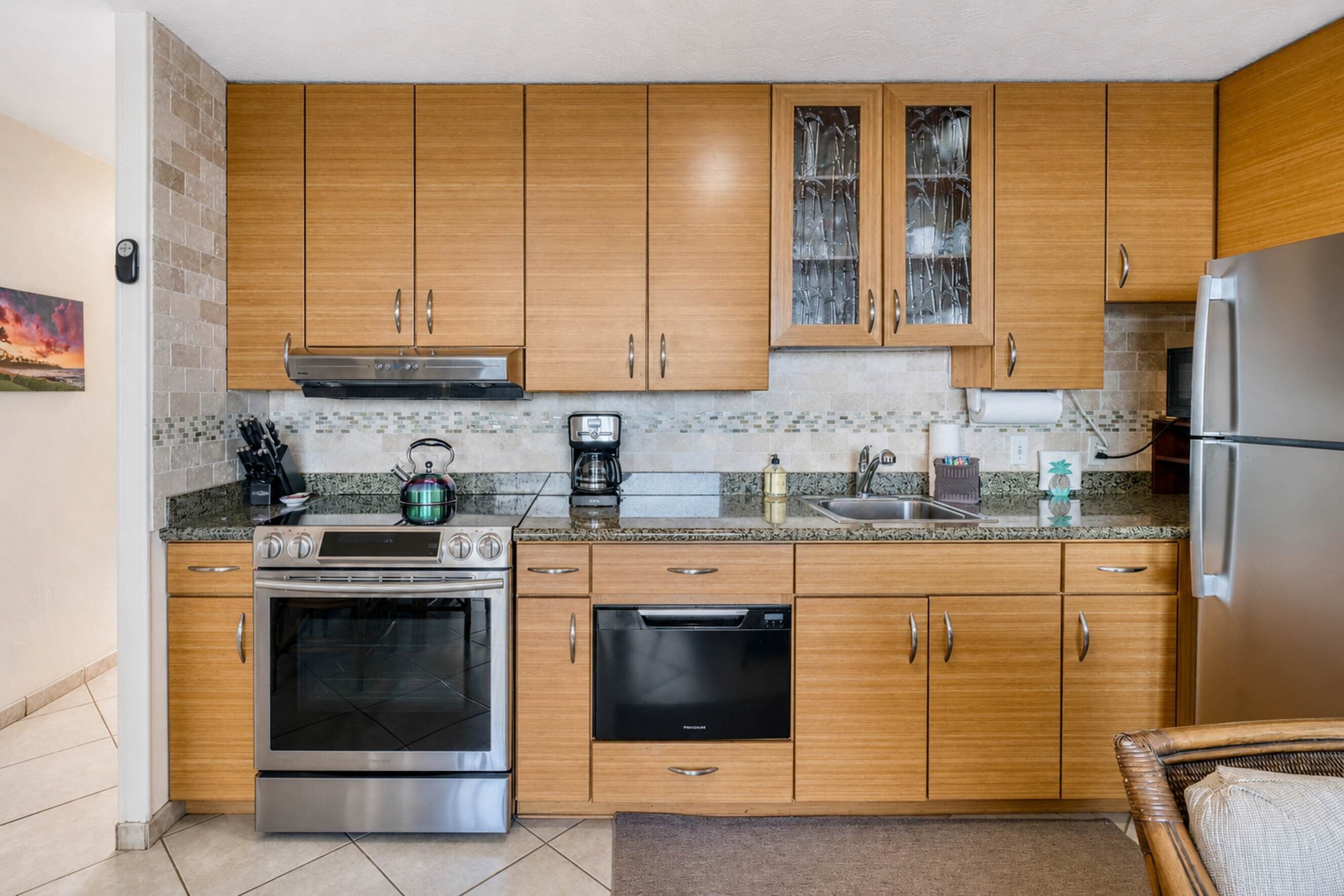 Condo, 1 cama King size y sofá cama, lanai, vista al océano (Punahoa Beach 201) | Cocina privada | Cafetera y tetera 