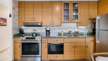 Condo, 1 cama King size y sofá cama, lanai, vista al océano (Punahoa Beach 201) | Cocina privada | Cafetera y tetera