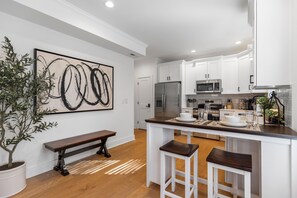 Frigorífico, microondas, horno y placa de cocina