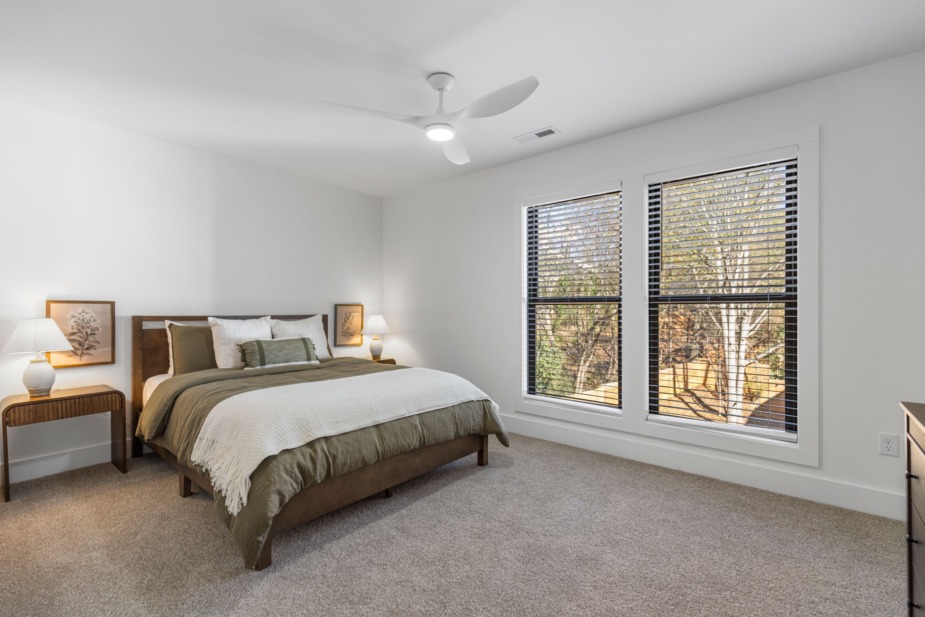 Travel crib, free WiFi, bed sheets