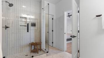 Cuna de viaje, wifi gratis y ropa de cama