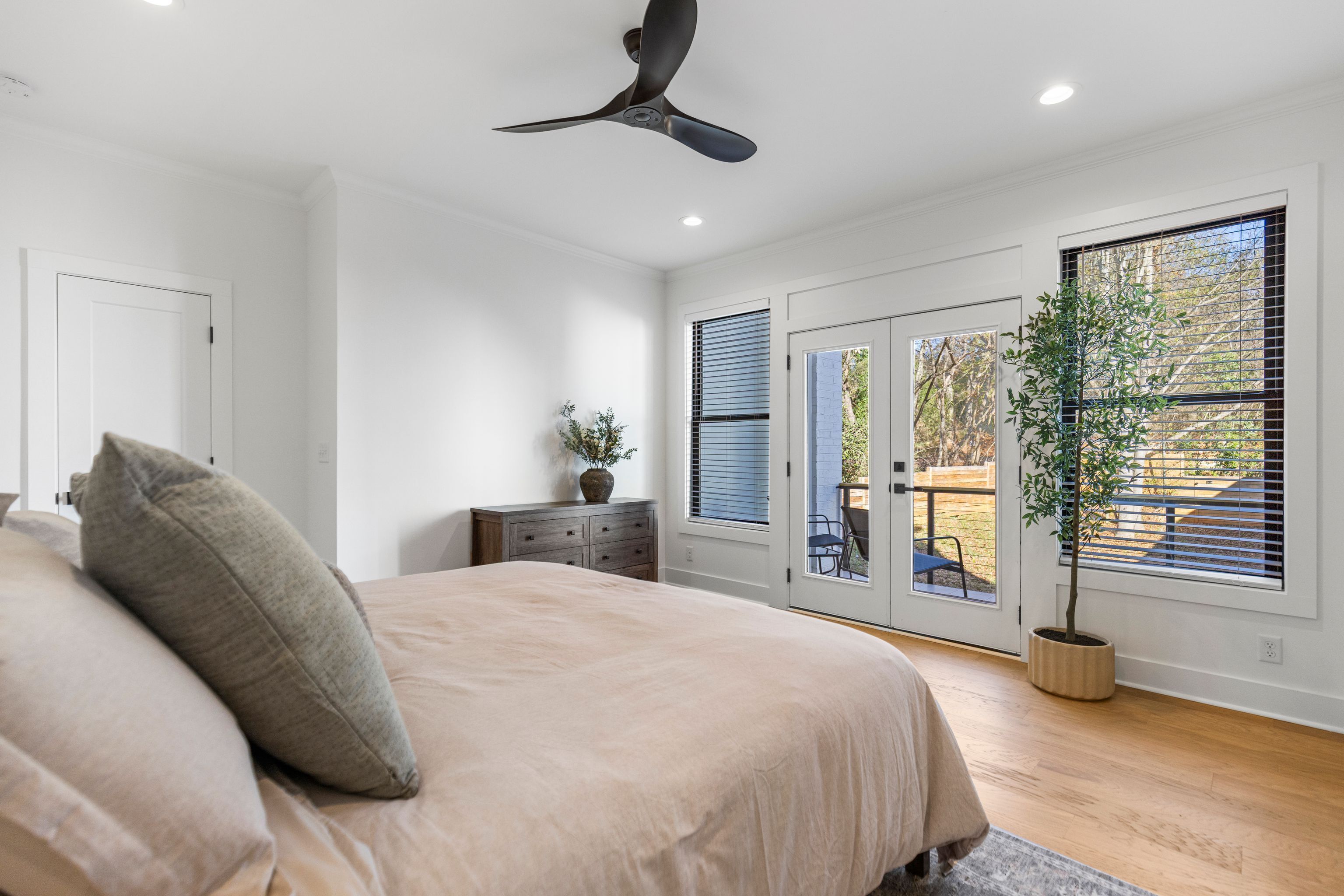 Cuna de viaje, wifi gratis y ropa de cama 