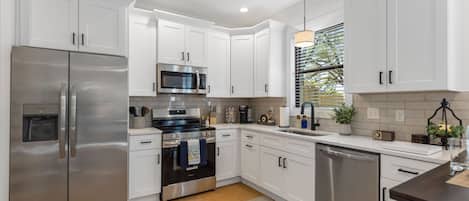 Refrigerador, microondas, horno y parrilla de estufa