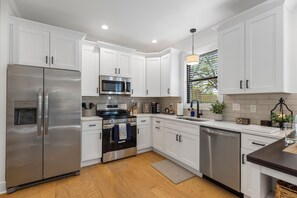 Réfrigérateur, four à micro-ondes, un four, surface de cuisson