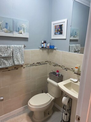 Hair dryer, towels, soap, toilet paper - 2-bedroom townhome in delightful Nassau with AC comfort (Nassau)