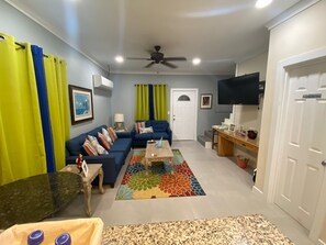 Living area - 2-bedroom townhome in delightful Nassau with AC comfort (Nassau)