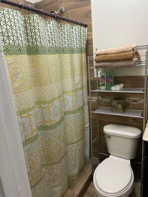 Hair dryer, towels, soap, toilet paper - 2-bedroom townhome in delightful Nassau with AC comfort (Nassau)