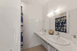 Ducha, secador de pelo y toallas