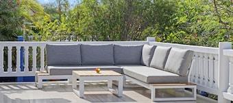 Villa Chuchubi in Coral Estate: 2 Bedroom Oceanview Retreat with Private Garden