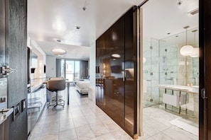 Deluxe-studiosviitti, kaupunkinäköala | Tallelokero huoneessa, pimennysverhot, silitysrauta/-lauta