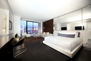 Deluxe-Studiosuite, Stadtblick | Hochwertige Bettwaren, Zimmersafe, Schreibtisch