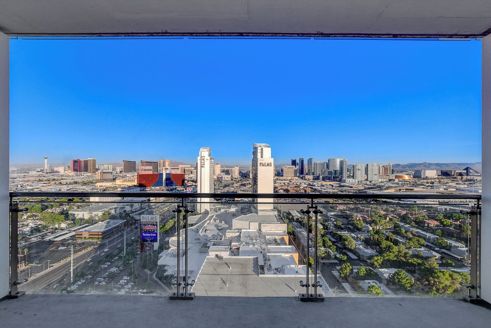 Deluxe Studio Suite, City View | Property grounds