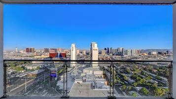 Deluxe Studio Suite, City View | Property grounds