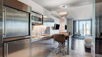 Caja de seguridad en la habitación y cortinas blackout