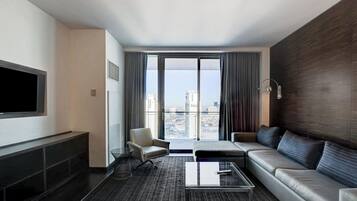 Deluxe Studio Suite, City View | Living area