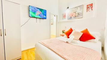 Iron/ironing board, WiFi, bed sheets