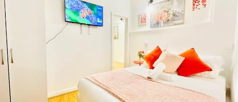 Iron/ironing board, WiFi, bed sheets