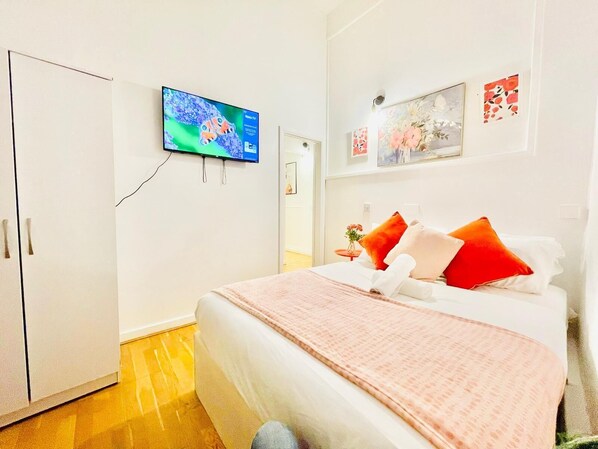 Iron/ironing board, WiFi, bed sheets