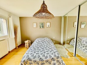 Iron/ironing board, WiFi, bed sheets
