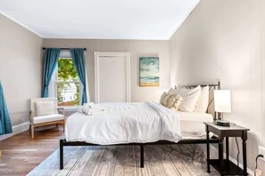 Skrivebord, strykejern/-brett, reiseseng for barn og wi-fi