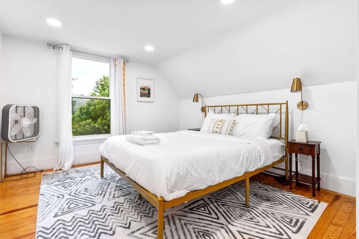 Escritorio, tabla de planchar con plancha, cuna de viaje y wifi 