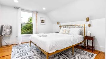 Escritorio, tabla de planchar con plancha, cuna de viaje y wifi