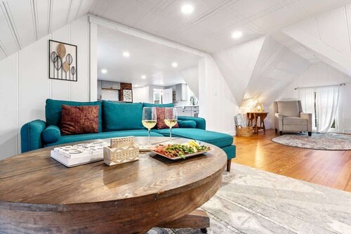 Sleeps 16+ | W/D | Parking | 15 mins to Old Port