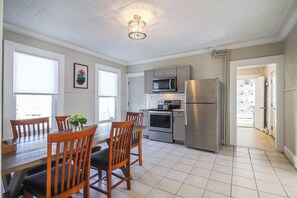 Fridge, microwave, oven, stovetop - Sleeps 16+ | W/D | Parking | 15 mins to Old Port (Westbrook)